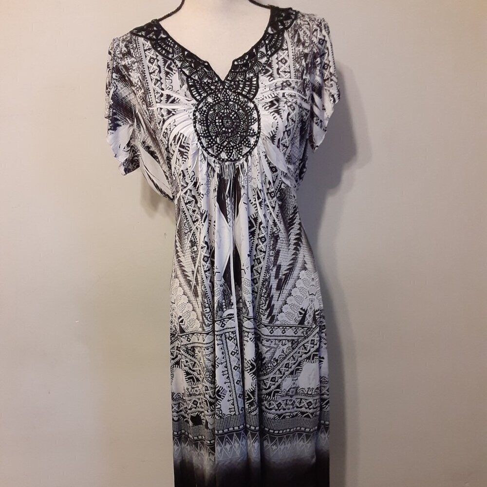 World Unity (L) Black/White Dress w/Caplet Sleeves & Silver Beaded Neckline